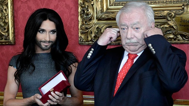 Conchita Wurst mit Bürgermeister Michael Häupl (Bild: APA/HERBERT NEUBAUER)