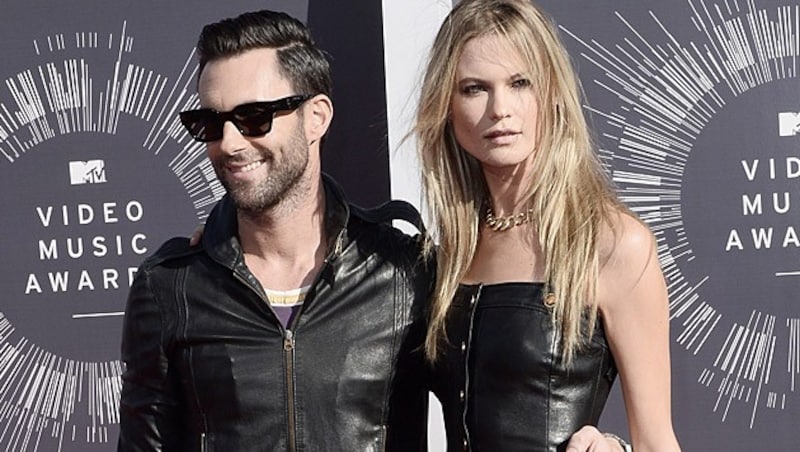 Adam Levine und Behati Prinsloo schlossen im Juli den Bund fürs Leben. (Bild: APA/EPA/PAUL BUCK)