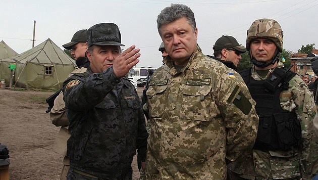 Präsident Poroschenko zu Besuch bei seinen Soldaten an der Front in der Ostukraine (Bild: APA/EPA/SERGEI KOZLOV)