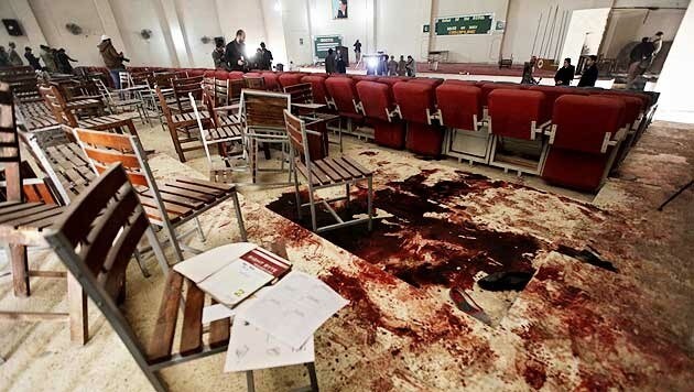 149 Menschen wurden bei dem Massaker in Peshawar getötet, darunter 133 Schüler. (Bild: APA/EPA/BASIT GILANI)