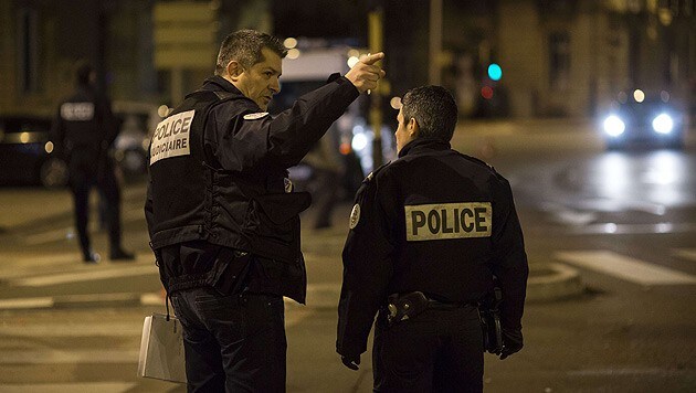 Polizisten am Tatort in Dijon (Bild: AFP)