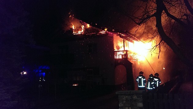 Der Balkon des Hauses stand beim Eintreffen der Feuerwehr bereits in Vollbrand. (Bild: Feuerwehr Zams)