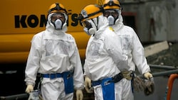 Arbeiter bei Aufräumarbeiten in Fukushima (Bild: APA/EPA/Kimimasa Mayama)