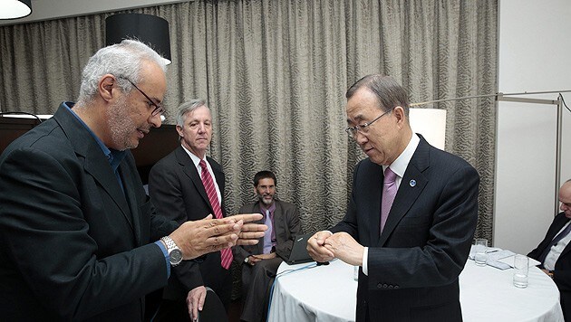 Ban Ki Moon lernt, wie man sich die Hände desinfiziert. (Bild: APA/EPA/Evan Schneider/UN HANDOUT)
