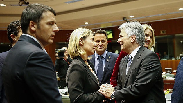 Bundeskanzler Faymann mit EU-Außenbeauftragter Mogherini und anderen Teilnehmern des Gipfels. (Bild: APA/BKA/ANDY WENZEL)