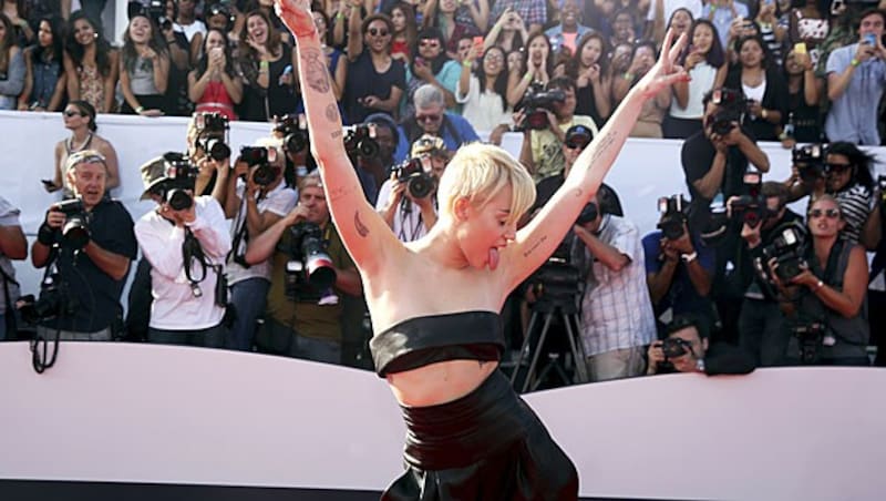 Miley Cyrus am roten Teppich (Bild: AP/Matt Sayles)