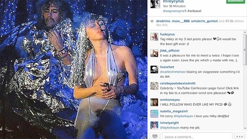 Im Borat-Gedächtnis-Body und mit Joint trat Miley auf. (Bild: instagram.com/mileycyrus)