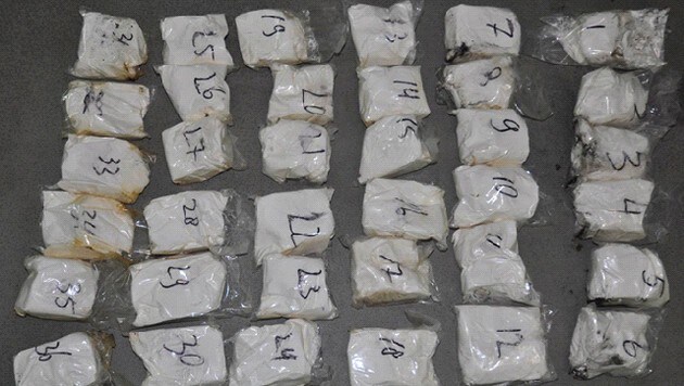 36 Kilogramm Amphetamine fanden die Ermittler in einem Kurierfahrzeug. (Bild: Polizei)