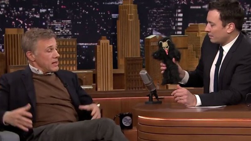 Christoph Waltz erklärt in der US-Talkshow von Jimmy Fallon den österreichischen Krampus-Brauch. (Bild: YouTube.com)