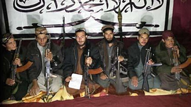 "Sie haben Vergeltung geübt": Diese sechs Taliban richteten das Blutbad in Peshawar an. (Bild: AP)