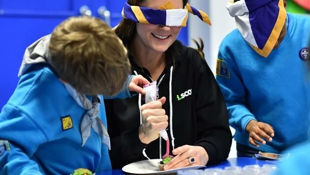 Herzogin Kate verziert mit verbundenen Augen Cupcakes. (Bild: AFP)