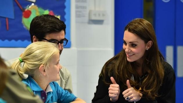 Herzogin Kate übt mit einem Mädchen die Gebärdensprache. (Bild: AFP)