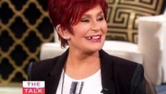 Sharon Osbourne verliert während einer Livesendung einen Zahn - und kann trotzdem lachen. (Bild: YouTube.com/CBS)