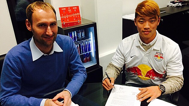 Hee-Chan Hwang (rechts) bei der Vertragsunterzeichnung mit RB-Geschäftsführer Jochen Sauer (Bild: Red Bull Salzburg)