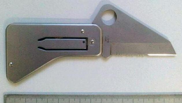 Mit diesem Einhandmesser soll der 51-Jährige den Kontrolleur bedroht haben. (Bild: Polizei)