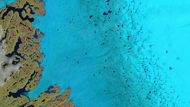 Die Gletscherseen sind als dunkelblaue Punkte und Flecken erkennbar. (Bild: USGS/NASA Landsat)