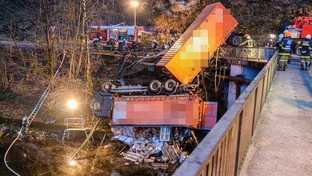Der Lkw durchbrach das Geländer und stürzte in die Traun. (Bild: APA/FOTO-KERSCHI.AT/WERNER KERSCHBAUMMAYR)