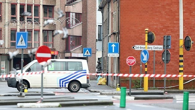 Die belgische Polizei sperrte das Areal weiträumig. (Bild: AFP)