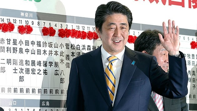 Die Rechnung ist aufgegangen, Premier Shinzo Abe nach der Wahl gestärkt. (Bild: AP)