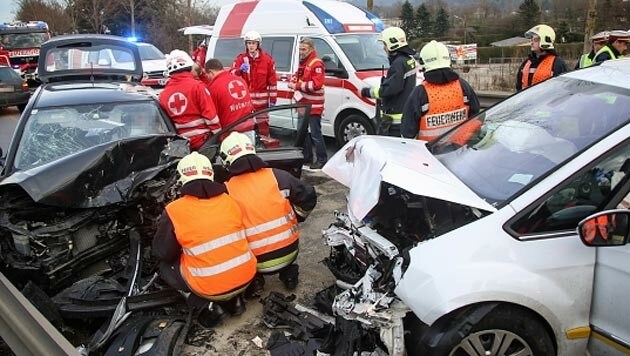 Das Ehepaar wurde bei dem Unfall im Wagen eingklemmt. (Bild: Daniel Scharinger/laumat.at)