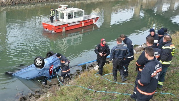 Das Auto wurde aus dem Donaukanal gezogen. (Bild: APA/MA68 LICHTBILDSTELLE/UNBEKANNT)