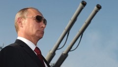 Der russische Präsident Wladimir Putin neben einer Langstreckenrakete (Bild: APA/EPA/ALEXEY DRUGINYN/RIA NOVOSTI/KREMLIN POOL)