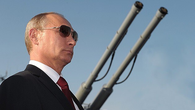 Der russische Präsident Wladimir Putin neben einer Langstreckenrakete (Bild: APA/EPA/ALEXEY DRUGINYN/RIA NOVOSTI/KREMLIN POOL)