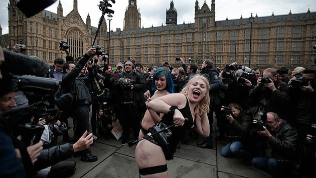 Mit viel nackter Haut gegen die geplante "Porno-Zensur" in Großbritannien (Bild: AP)