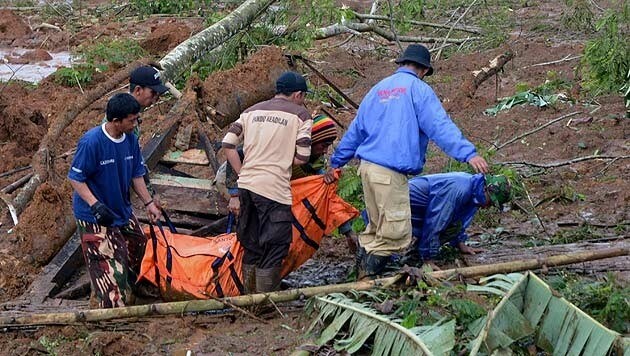 Rettungskräfte bei der Bergung eines Toten (Bild: APA/EPA/GUGUS MANDIRI)