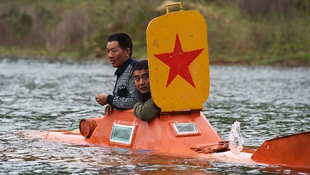 Tan Yong posiert mit einem Freund in seinem U-Boot. (Bild: AFP)