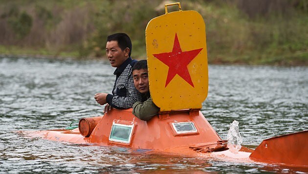 Tan Yong posiert mit einem Freund in seinem U-Boot. (Bild: AFP)