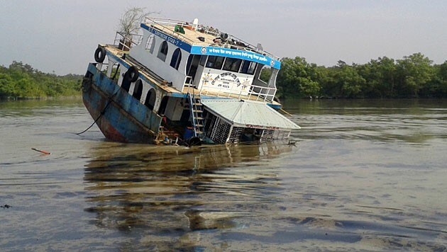 Der gesunkene Tanker im Fluss Schela (Bild: AFP)