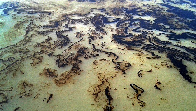 Öl im Fluss Schela (Bild: AFP)