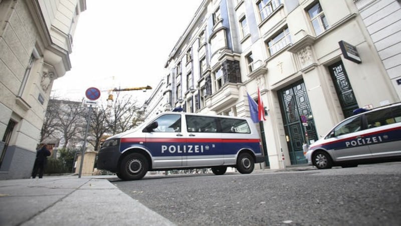 Großeinsatz vor der Schule in der Wiener Josefstadt (Bild: Martin A. Jöchl)