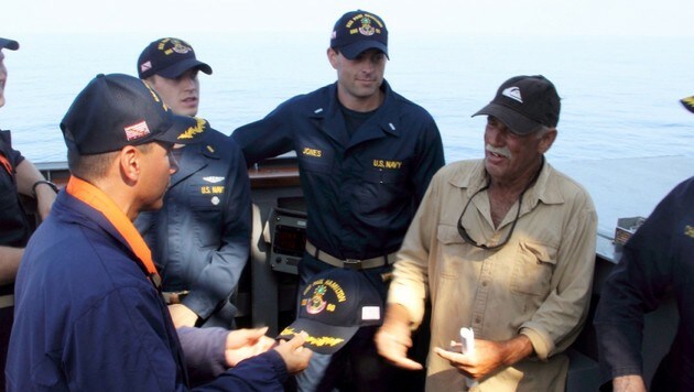 Ron Ingraham nach seiner Rettung durch die Mannschaft der USS Paul Hamilton vor der Küste Hawaiis (Bild: AP)