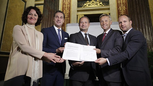 Die Klubobleute bei der Unterzeichnung der Anträge zur Reform im Oktober (Bild: APA/Georg Hochmuth)