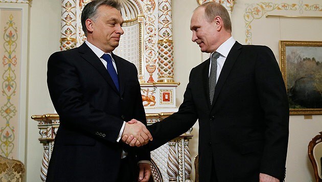 Vielen westlichen Staaten ein Dorn im Auge: Die guten Beziehungen zwischen Orban und Putin (Bild: APA/EPA/YURI KOCHETKOV)
