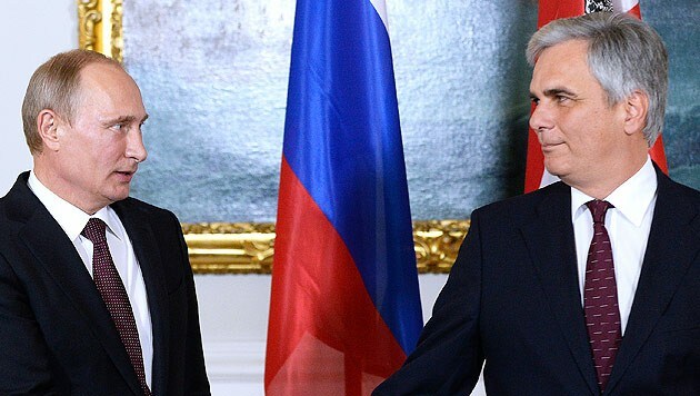 Kremlchef Putin und Kanzler Faymann sprachen per Telefon über die Energieversorgung Europas. (Bild: APA/EPA/ROBERT JAEGER)