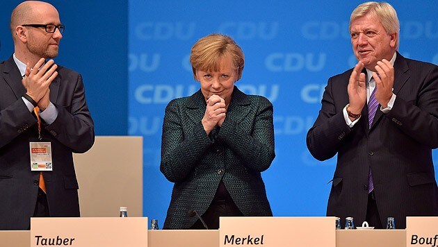 Der Applaus für Bundeskanzlerin und CDU-Vorsitzende Angela Merkel ebbt nicht ab. (Bild: AP)