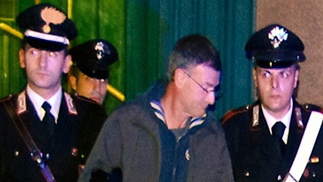 Mafiaboss Massimo Carminati bei seiner Verhaftung in Rom (Bild: AP)