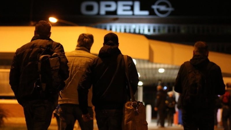 Die Mitarbeiter der Schicht in Bochum. (Bild: APA/EPA/OLIVER BERG)