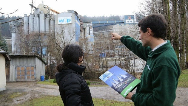 Greenpeace-Experten vor dem Zementwerk in Wietersdorf: Huem Otero (li.) mit Herwig Schuster (Bild: Uta Rojsek-Wiedergut)