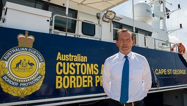 Premier Tony Abbott vor einem Schiff der australischen Küstenwache (Bild: APA/EPA/Peter Eve/ Australia and New Zealand Out)