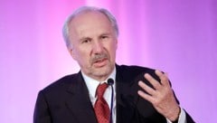 Nationalbank-Gouverneur Nowotny sieht keinen Grund für Strafzinsen auf Bankeinlagen. (Bild: APA/GEORG HOCHMUTH)