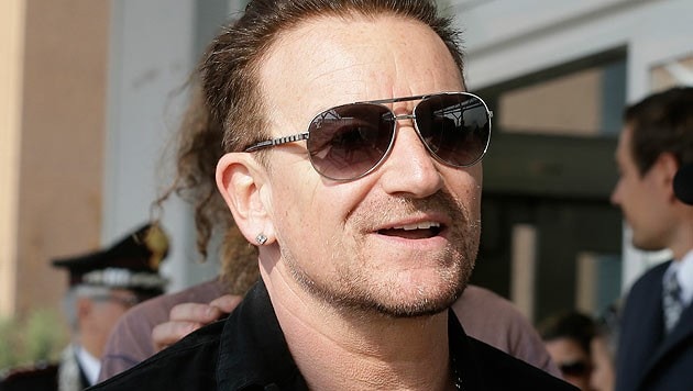 Bono kann sich nach seinem Unfall kaum bewegen. (Bild: AP)