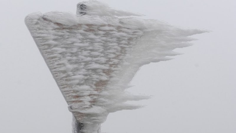 Das vom Wind geformte Eis überzieht ganze Landstriche zentimeterdick. (Bild: APA/HERBERT PFARRHOFER)