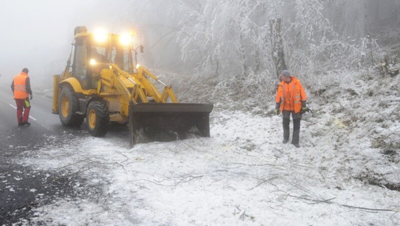 Mit Baggern versuchen die Einsatzkräfte dem Eischaos Herr zu werden. (Bild: APA/HERBERT PFARRHOFER)