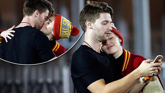 Miley Cyrus und Patrick Schwarzenegger verliebt bei einem Football-Spiel. (Bild: splash news)