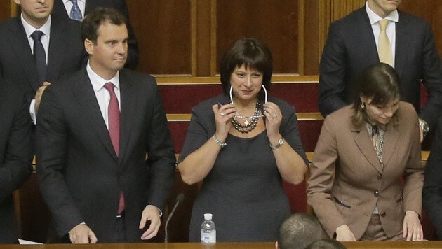 Wirtschaftsminister Aivaras Abromavicius (links) und Finanzministerin Natalia Jaresko (Bildmitte) (Bild: AP)