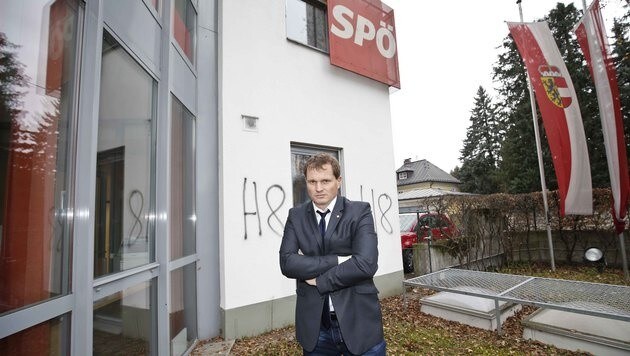 SPÖ-Landesgeschäftsführer Felix Müller ist über die Schmieraktion verärgert: "Jetzt ist Schluss!" (Bild: MARKUS TSCHEPP)